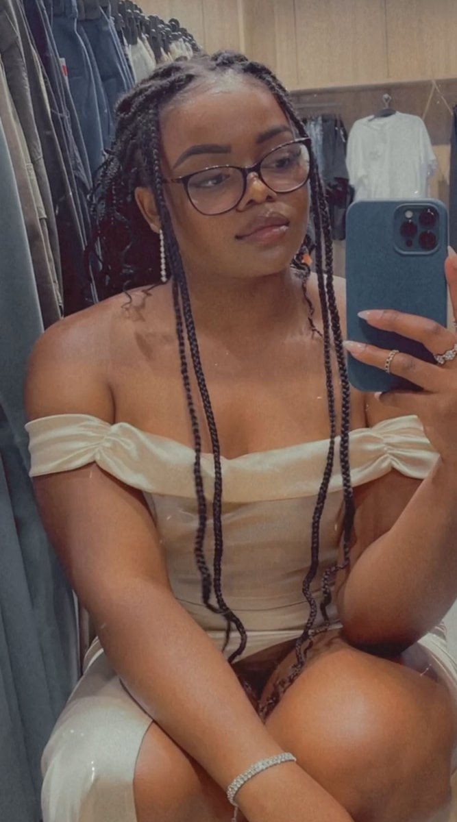 MMbolisa's tweet image. The fact that I look this good, and still let, someone’s son stress me out, amazes me! 👀