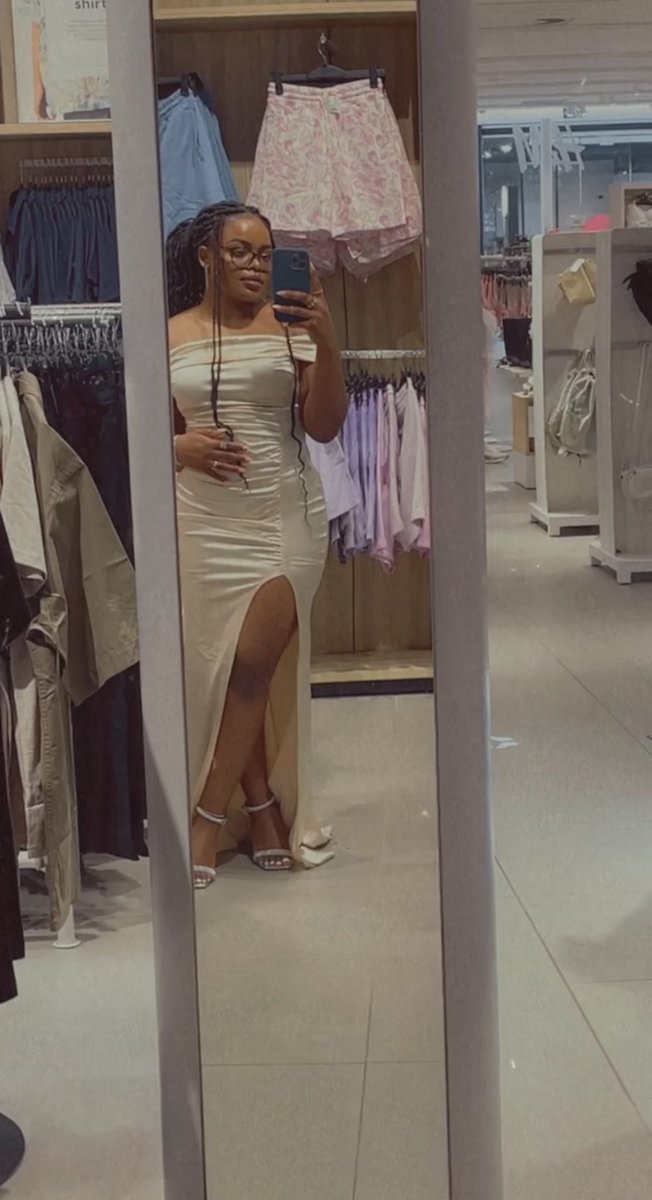 MMbolisa's tweet image. The fact that I look this good, and still let, someone’s son stress me out, amazes me! 👀