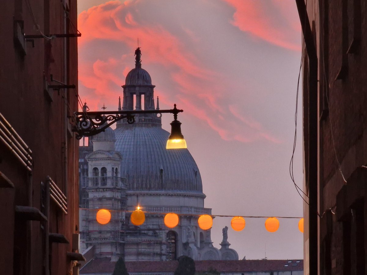 veneziaunica's tweet image. 🎆In attesa dei fuochi del #RedentoreVenezia2022, ci lasciamo rapire dal tramonto e dalle splendide lanternine luminose allestite lungo le rive!

❤️Che meraviglia!