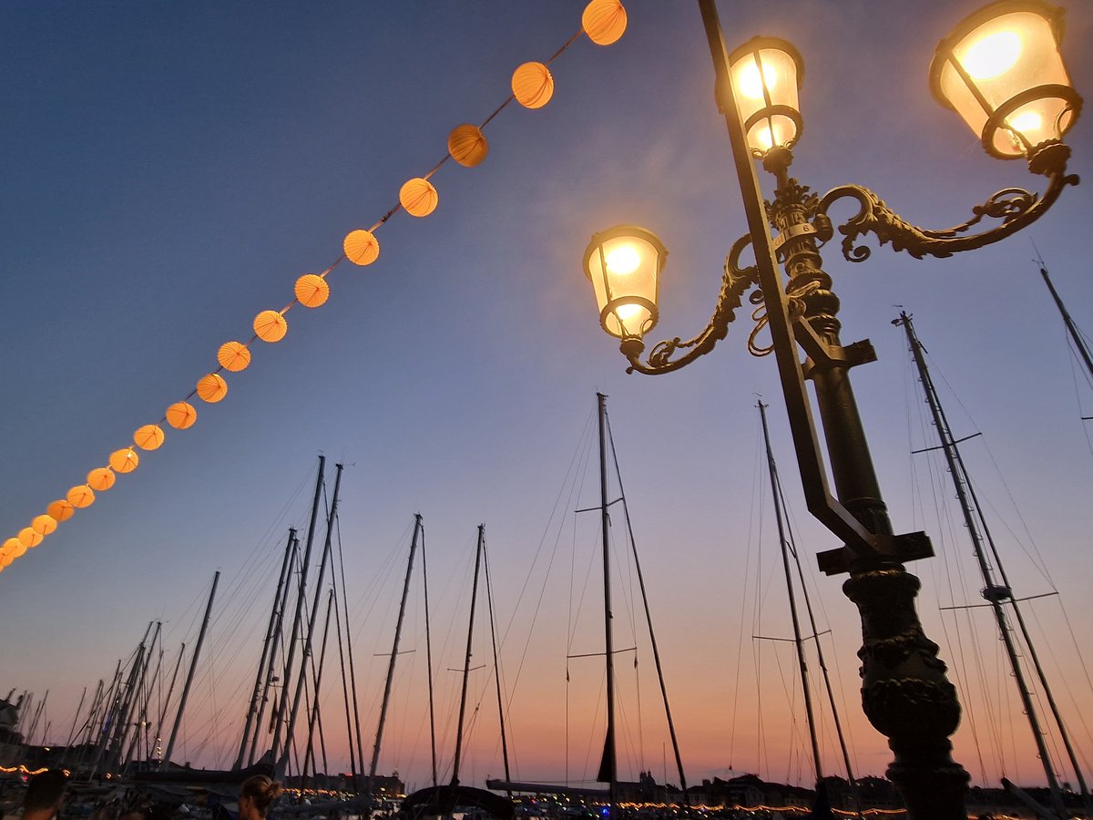 veneziaunica's tweet image. 🎆In attesa dei fuochi del #RedentoreVenezia2022, ci lasciamo rapire dal tramonto e dalle splendide lanternine luminose allestite lungo le rive!

❤️Che meraviglia!