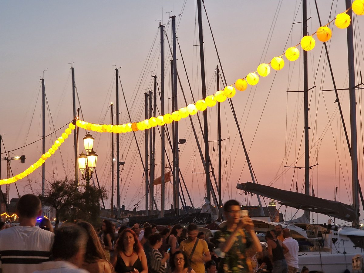 veneziaunica's tweet image. 🎆In attesa dei fuochi del #RedentoreVenezia2022, ci lasciamo rapire dal tramonto e dalle splendide lanternine luminose allestite lungo le rive!

❤️Che meraviglia!