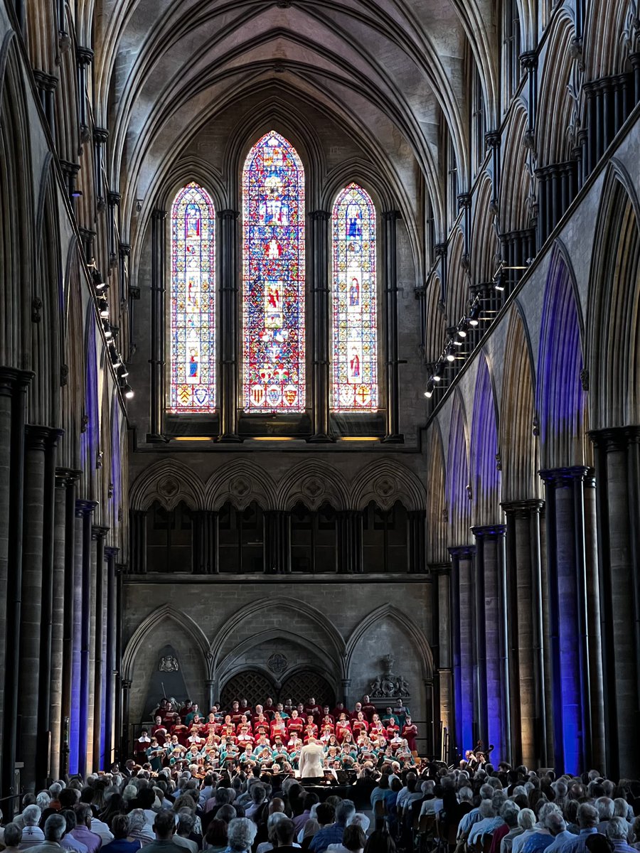 All the combined choirs of @SalisburyCath @ChiCathedral @WinCathedral singing together in this final concert of the Southern Cathedrals Festival - Haydn’s sublime Creation with @TheHanoverBand @the_becksta @JakeMuffett