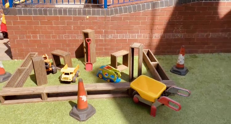clockwork_aul's tweet image. Today our wonderful staff have been busy with their brushes and paint brushes sprucing up the outdoor area! 🖌🧹🧽🧺🧹🖌
We love outdoor play and the endless learning opportunities we can provide outdoors! We are sure the children will love it!! 😍😍
