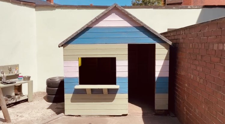 clockwork_aul's tweet image. Today our wonderful staff have been busy with their brushes and paint brushes sprucing up the outdoor area! 🖌🧹🧽🧺🧹🖌
We love outdoor play and the endless learning opportunities we can provide outdoors! We are sure the children will love it!! 😍😍