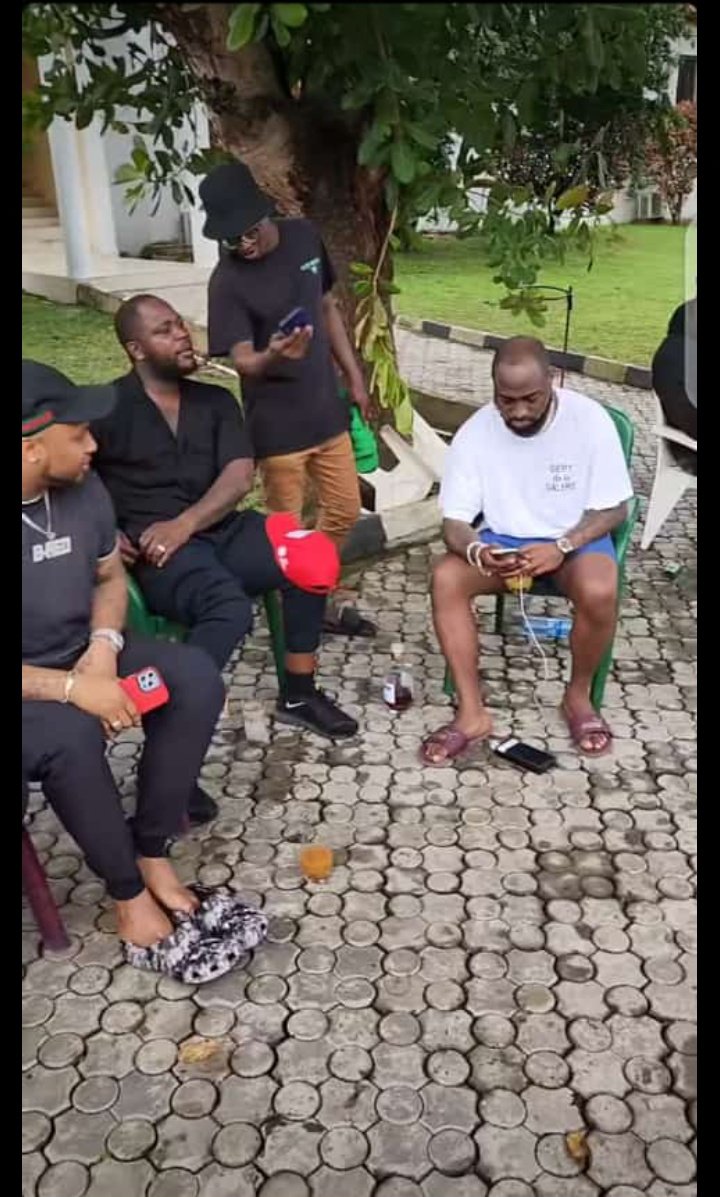AhlajiOmo's tweet photo. This is where 001 is cooking, Man using powerbank doing everything to stay active on the internet today 👑❤️🐐 
#OsunDecides2022 https://t.co/txjm99rnCp