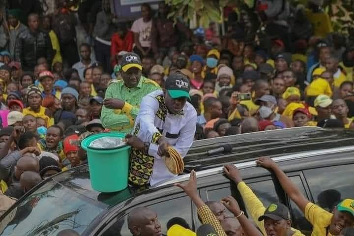 Kenyans's tweet photo. Rigathi Gachagua dishes out chapatis during a rally in Banana, Kiambu. https://t.co/Jv2TG9RZfg