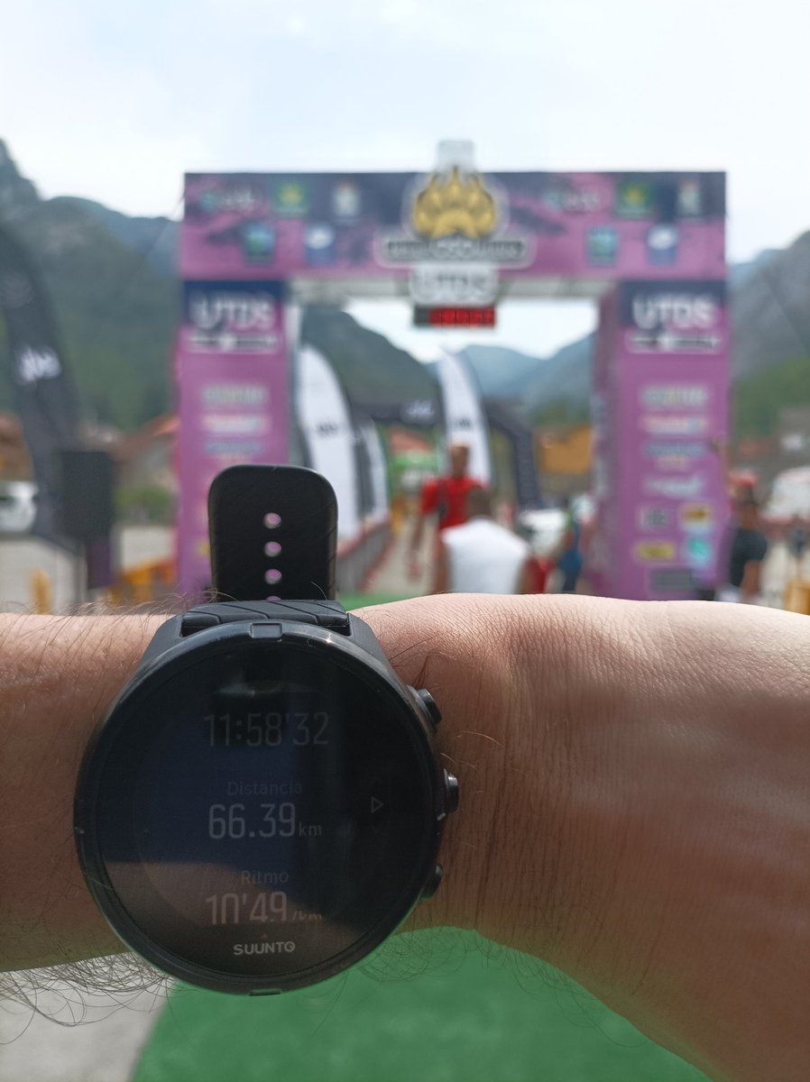 albcrespo9's tweet photo. Que duras son a veces las ultras. 30 km a nivel bastante bueno para que después por el calor se me jodiera el estómago. Medio retirado y vomitando en el 37 por una bomba que le metí para reactivar. Funcionó. El aquarius hizo magia y el @DesafiOSOmiedo se terminó sub 12h. https://t.co/sWm4yOEUF4