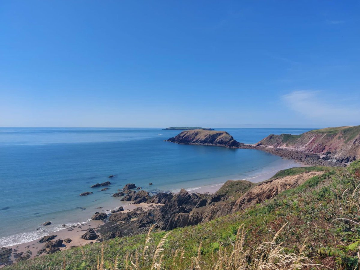 KMAHumanities's tweet photo. Next up on our #KMAHumsSummerTour we have Miss Mathers who is spending her week on the sunny Pembrokeshire coast. 

Sit tight guys because she's promised us some 'great examples of sedimentary rocks'🤞🏻 https://t.co/BLfHyGPK1y