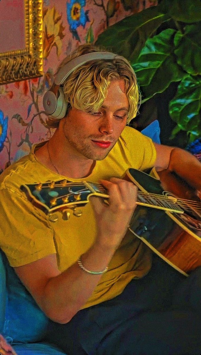 Calzabrah4's tweet photo. Happy birthday to this talented and amazing human being. 🥳😘i'm soo proud of you Lukey❤️ 
Iloveyousm😘😘#LukeHemmings https://t.co/QEe4YvPO2A