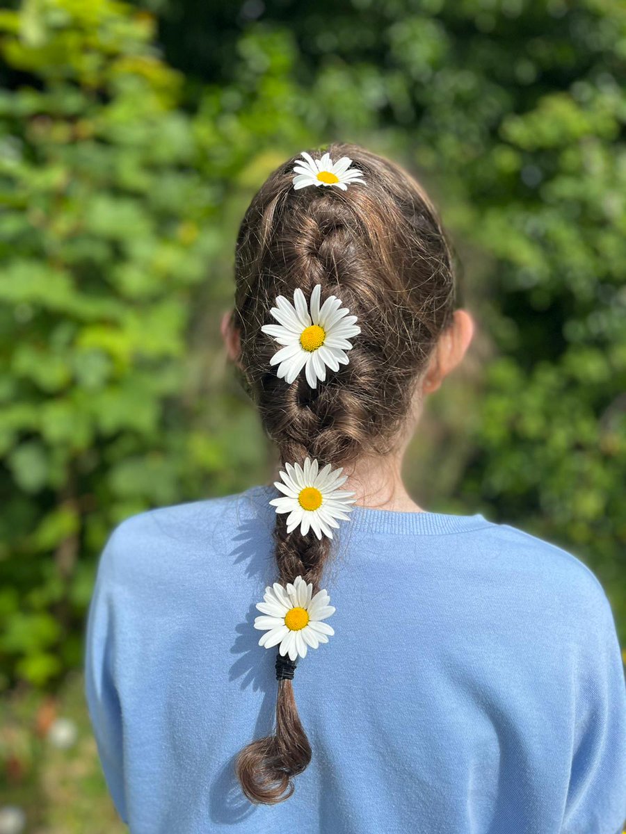 limerickyouth's tweet photo. Day 3 of the #Kildimo Summer Camp & the girls took part in a photography workshop with Stephen Lappin 📸
They learned how to use a professional camera and even got up close with nature 🌻
A big thank you to all who took part - see you at Kildimo Youth Club in Sept! #lys https://t.co/ZwtTV3N3Dn