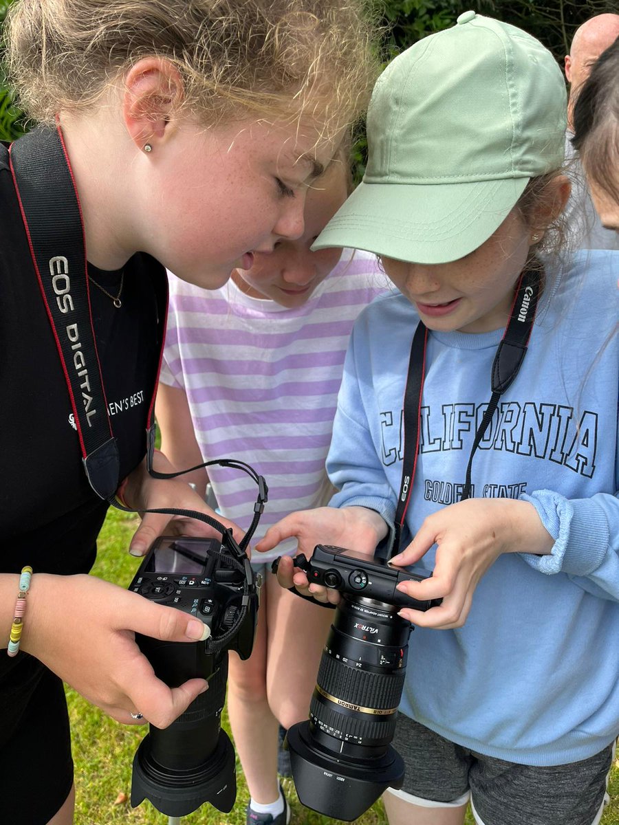 limerickyouth's tweet photo. Day 3 of the #Kildimo Summer Camp & the girls took part in a photography workshop with Stephen Lappin 📸
They learned how to use a professional camera and even got up close with nature 🌻
A big thank you to all who took part - see you at Kildimo Youth Club in Sept! #lys https://t.co/ZwtTV3N3Dn