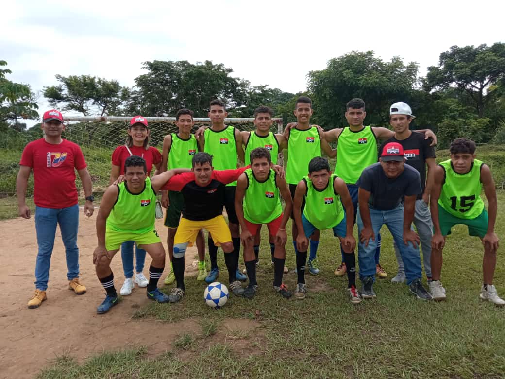 El deporte une naciones, los pueblos, crea conciencia desde @TupamaroMRT  en el año de la #CulturaYDeporte <a href="/portuguesamrt2/">@PORTUGUESAMRT2</a>  mediante el deporte estamos Conquistando Almas y Corazones.🔴⚫⚽⚽
#InfluyeEnLaNuevaEpoca 
<a href="/NicolasMaduro/">Nicolás Maduro</a>