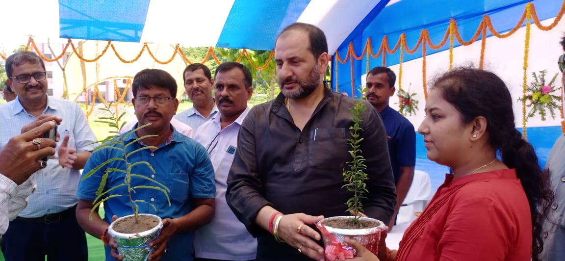 DEFCCOfficial's tweet photo. कोशी प्रमंडल में वन महोत्सव के दौरान माननीय मंत्री, पर्यावरण, वन एवं जलवायु परिवर्तन विभाग, बिहार, श्री नीरज कुमार सिंह। https://t.co/2vLGaG9dOZ