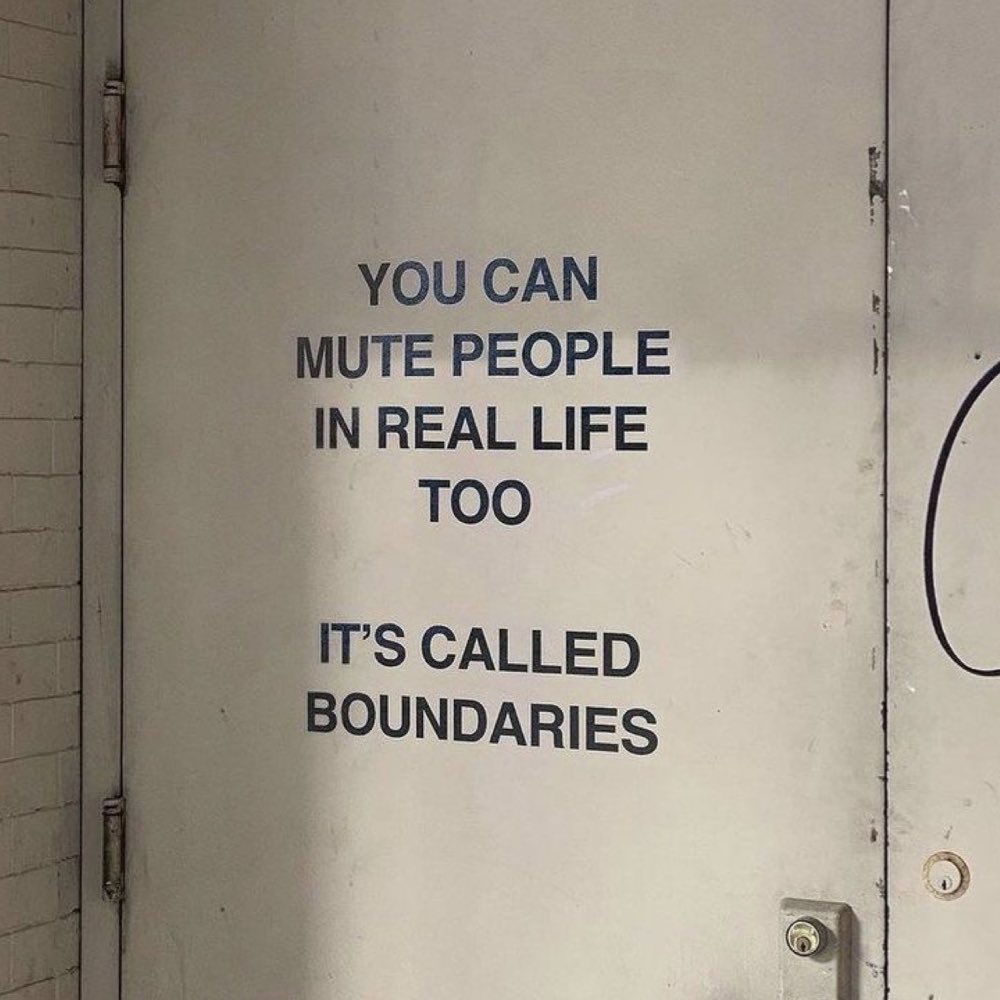 itfeelquotes's tweet photo. ชอบประโยคนี้โคตร ‘You can mute people in real life too. It's called boundaries’ คุณก็มิ้วท์คนในชีวิตจริงได้นะ มันคือการแบ่งขอบเขตไง, จริงแบบมาก อย่าลืมคัดกรองคนในโลกของคุณ อย่าให้ใครเข้ามาทำมันพัง :-) https://t.co/SqOaPMi5At