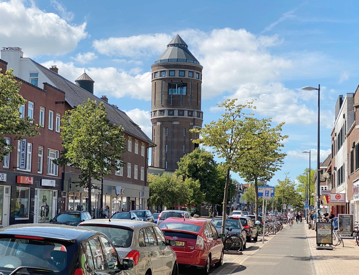 Hallo watertoren, leuk je weer zonder steigers te zien 🤗. 

Wat een mooie grote ramen! Hoe zou het er nu van binnen uitzien? 🤔