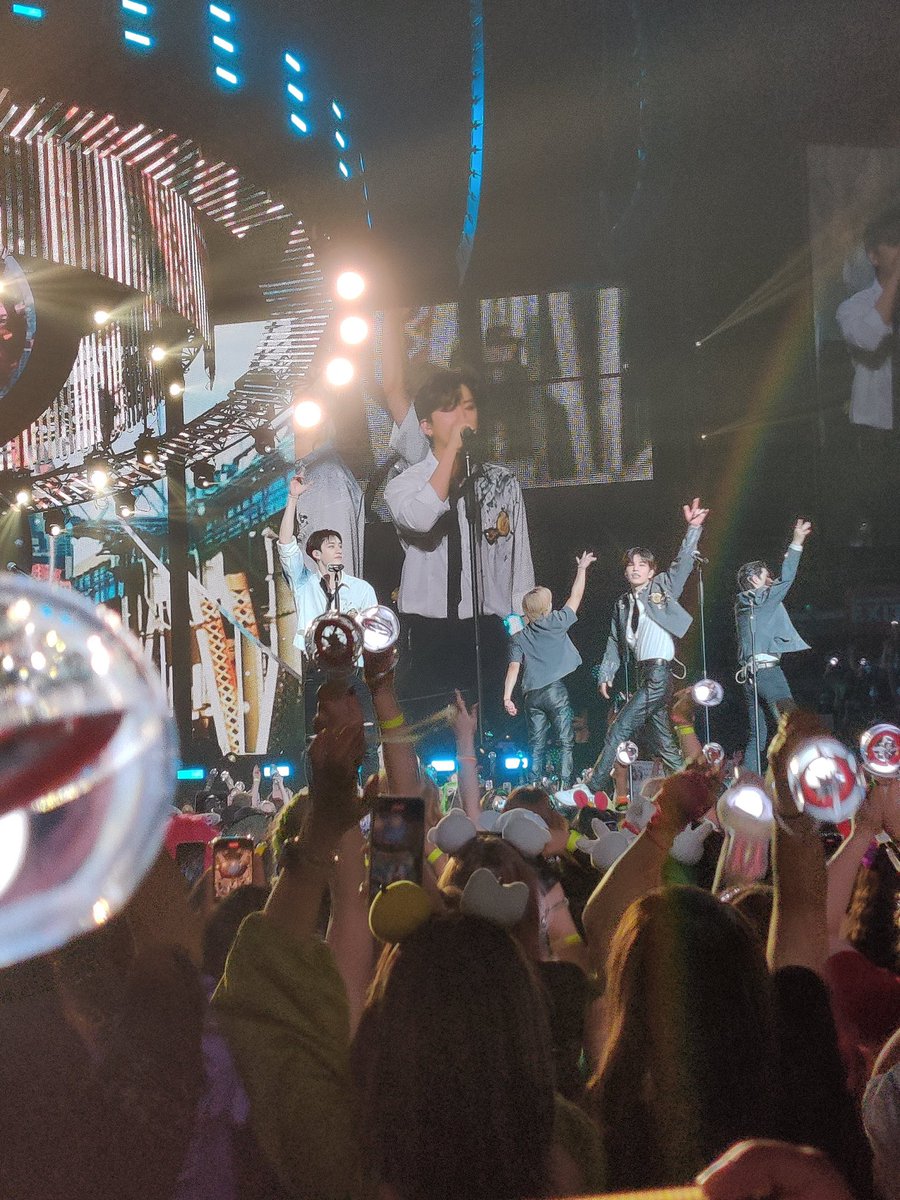 rbocarrot's tweet photo. So happy I got to see Stray Kids again after 2 years! It's amazing how big they've grown that they've sold out the arena both days in Seattle!! pc @TripleDeckerPBJ https://t.co/MMiZvd0FHx
