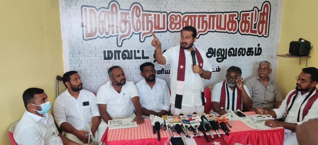 MJKItWingRMD's tweet photo. #நாகர்கோவில்_பத்திரிக்கையாளர்_சந்திப்பு...!
#பேசக்கூடாத_வார்த்தைகள்_என்ற_அறிவிப்பு_ஜனநாயகத்தின்_குரல்_வளையே_நெறிக்க_கூடியது..!!
#மஜக_பொதுச்செயலாளர்_மு_தமிமுன்_அன்சாரி_பேட்டி..!!!
தகவல்;
https://t.co/kXFUA4x47M
#மஜக_தகவல்_தொழில்நுட்ப_அணி
#MJKitWING
#கன்னியாகுமரி_மாவட்டம் https://t.co/jJWSWZNUQ2