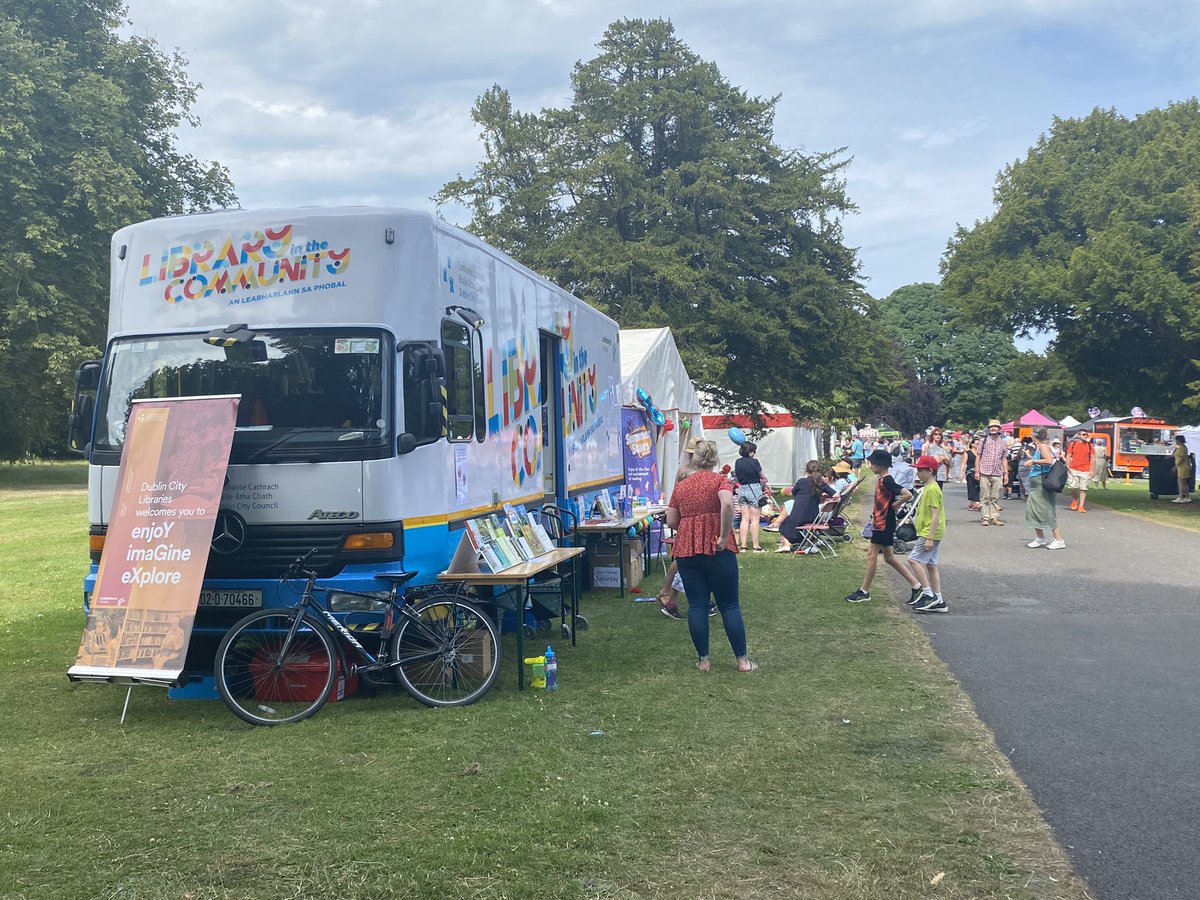 MagicofMusicIre's tweet image. Great fun in St Anne’s park doing a music workshop at the Rose Festival for Dublin City Community libraries 🎶 🎼 🌹 #rosefestival #dublin #summerstarprogramme #music #Reading