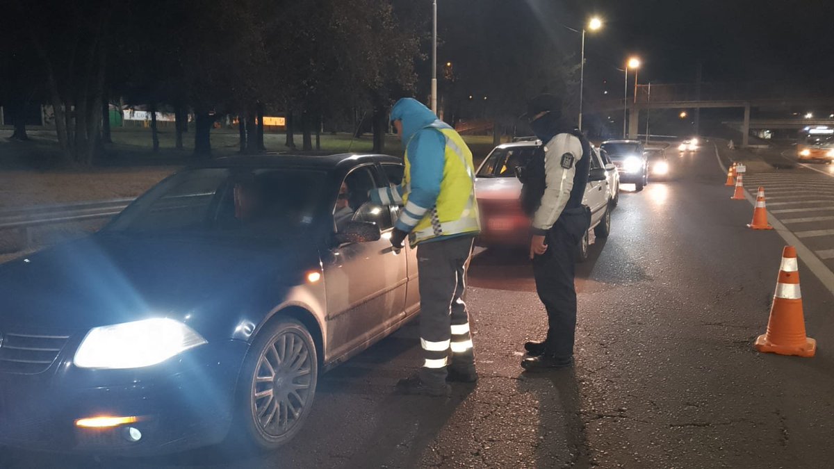 silvinapaularod's tweet photo. Por la noche, #controlamos la documentación de 2️⃣4️⃣9️⃣ vehículos e hicimos el test de alcoholemia, junto a la #Policia
📍#RN7,km1040
Agentes
🔹Ermacora Carlos
🔸Bustos Hernan
🔹Quiroz Facundo
#PrimeroLaGente #SeguridadVial #ArgentinaUnida #ElControlSalvaVidas https://t.co/P7gK1EuCId