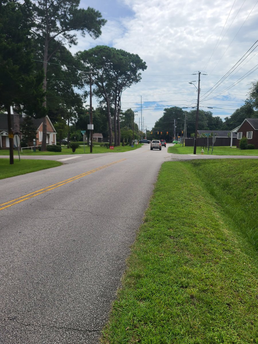 macmanfly's tweet photo. @NorthCharleston wanna add sidewalks to Braddock Avenue??

I love how walkable this community is. Please keep up the good work. https://t.co/3kJU2iqPrM