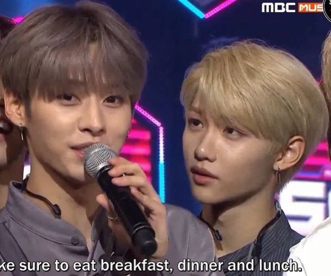 거리조절 못하는 외계인 vs 
사회성 얻은 고양이 

세상에서 가장 사랑스러움 !!!!!!!!!!!!!😻
해마다 거리조절 능력이 달라지는 용복이,,
분명 부작용(4) 때 잘햇다가 갑자기 또 백도어(2) 때
거라조절 못하는 외계인 됨