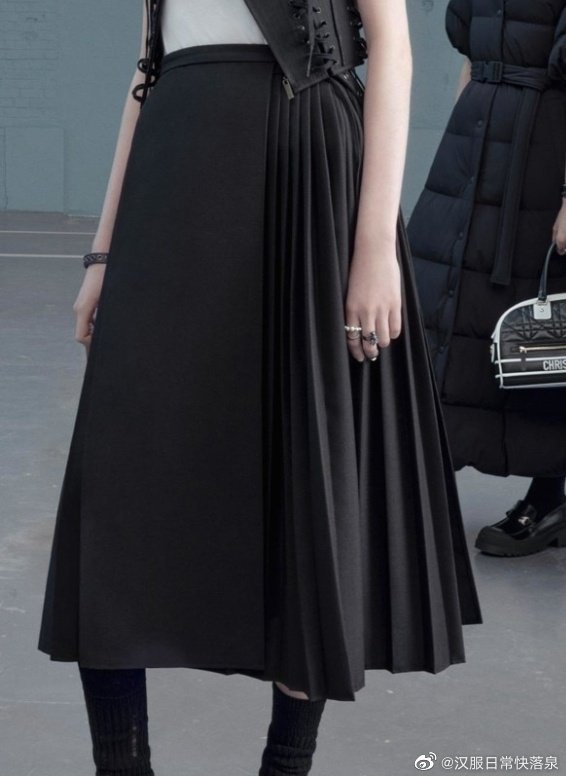 oooowuy's tweet photo. #Dior   Familiar?Chinese traditional dress becomes you.Don't copy.🇨🇳🇨🇳🇨🇳🇨🇳 https://t.co/LZCToe9jbL