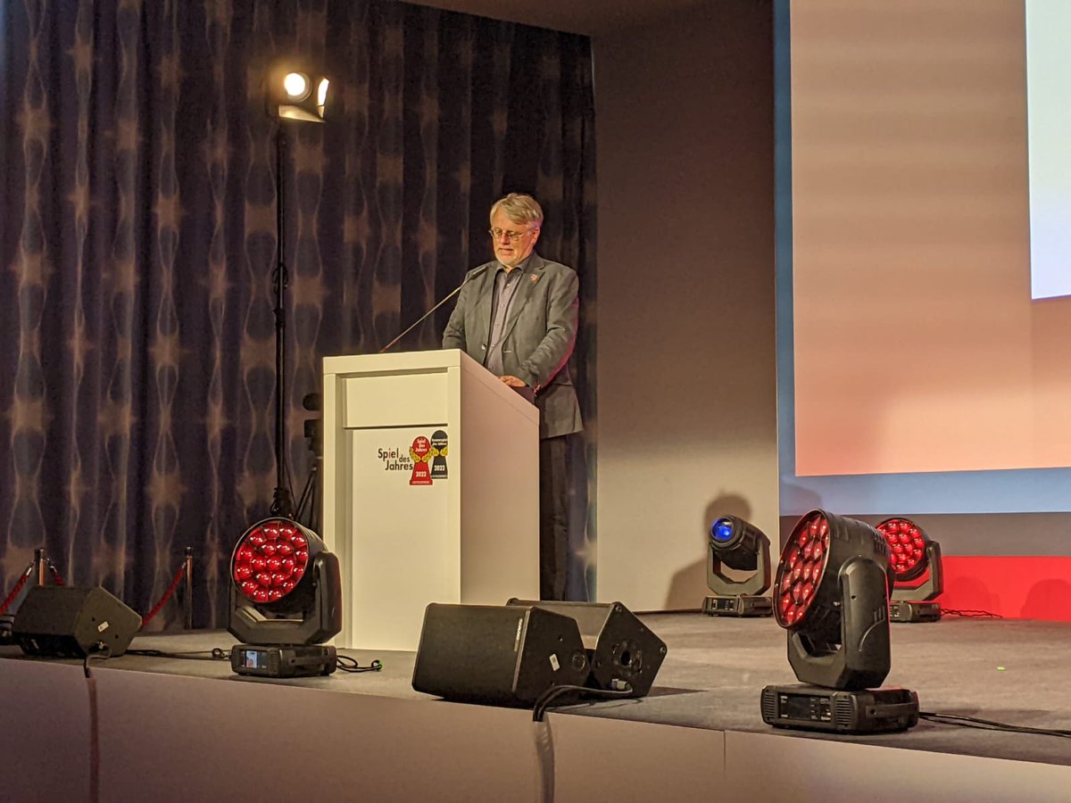 "Spielen ist international, es steht für Toleranz und friedliches Miteinander. Denn alle können mitmachen, alle spielen nach denselben Regeln, egal wo auf der Welt"
Sagt Harald Schrapers in seinen einleitenden Worten zur Verleihung des Spiel des Jahres 2022.