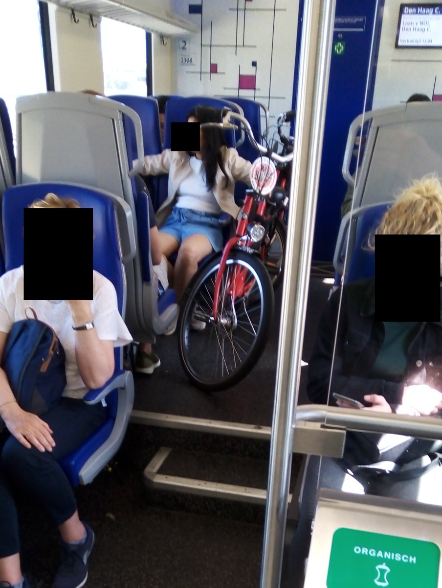 de_wattman's tweet photo. #OudeLijn als dependance van de metro van #020? Trof vandaag in de sprinter Amsterdam - Den Haag twee huurfietsen (sorry #Amsterdam Rental Bikes van @MacBikeAMS ) midden in de reizigersafdeling. https://t.co/gNlWDC9P5J