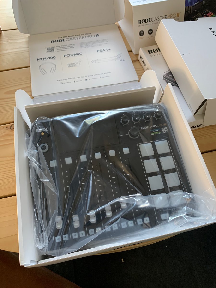 DifferentHits's tweet photo. Het is vakantie! Rodecaster pro2, pakketje in net afgeleverd. Na succes van Rodecaster pro 1 nu maar even de 2  aangeschaft. Handig voor de onlinezender #differentradio #dhl #bax-music #rode #podcast #radio #747 #lubach #Unboxing https://t.co/5zISkCfkEu