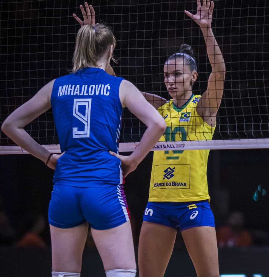 bamnaris07's tweet photo. ชอบภาพนี้ กัปตันกาบี้🇧🇷 ปะทะ มิฮาย🇷🇸
#วอลเลย์บอลหญิง https://t.co/DvcpkwU3QH