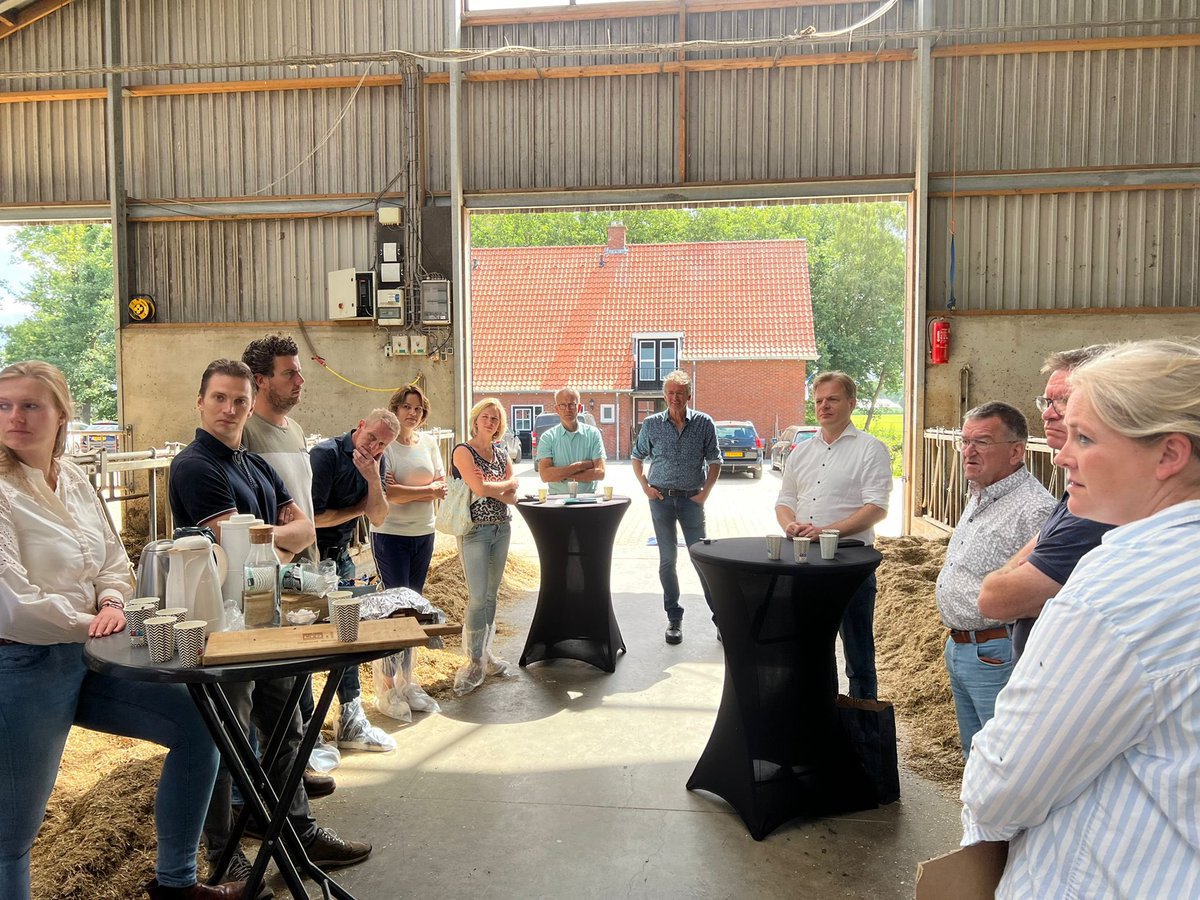 PieterOmtzigt's tweet photo. Goede indringende gesprekken over stikstof met boeren in Noord Oost Twente.
Oa over bizarre grenseffecten: alles verboden aan NL zijde. Nieuwe stallen aan Duitse zijde. https://t.co/u1dASz7EGs