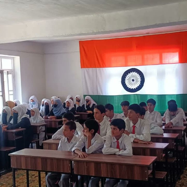 IrshadK87646771's tweet photo. #IndianArmy celebrated youth skill day by conducting lecture on career prospects for boys and girls at Govt school Wavoora.
#ProsperousKashmir
#KargilVijayDiwas
#ShaheedOfKashmir
#KashmirMartyrsDay
#MartyrsOfKashmir
#SentinalOfKashmir https://t.co/XZS2hdiHVo
