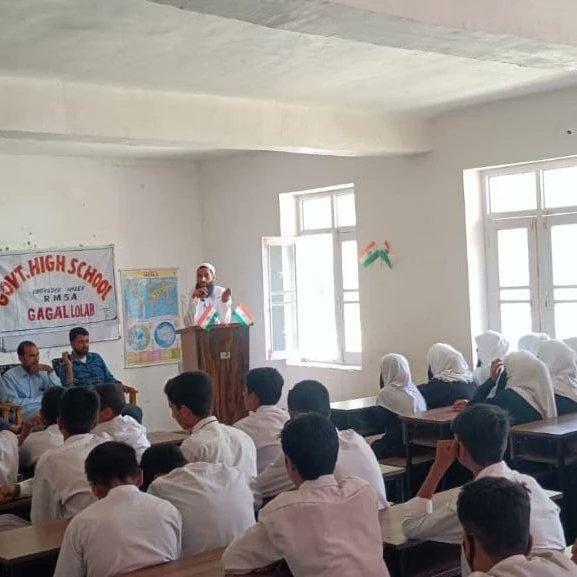 IrshadK87646771's tweet photo. #IndianArmy celebrated youth skill day by conducting lecture on career prospects for boys and girls at Govt school Wavoora.
#ProsperousKashmir
#KargilVijayDiwas
#ShaheedOfKashmir
#KashmirMartyrsDay
#MartyrsOfKashmir
#SentinalOfKashmir https://t.co/XZS2hdiHVo