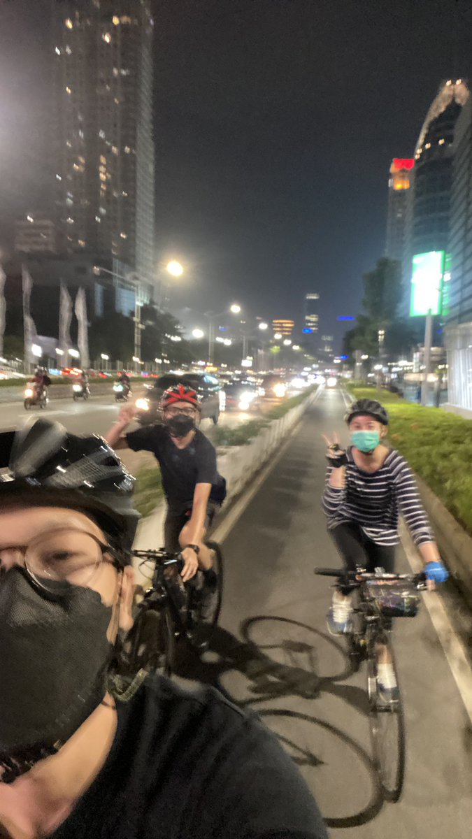 Mayan dah lama ga sepedaan jalan jalan ga ada tujuan, mampir sana sini, dari siang sampe malem. Awalnya cuma berdua eh tetiba ketambahan personil. Nuhun ges