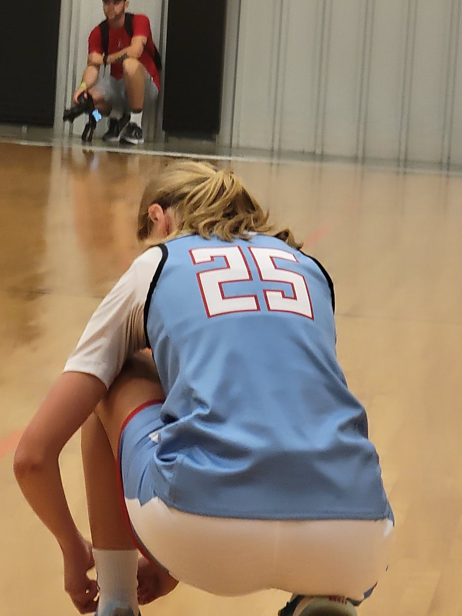 girlzprepreport's tweet photo. Do NOT turn your back on @tulsaladyhawks Kenzie Denny as the incoming freshman dropped a 3 to send game into OT @PGHCircuit 
#PGHBattleInTheSunflower https://t.co/Xyyr9Ju3mg