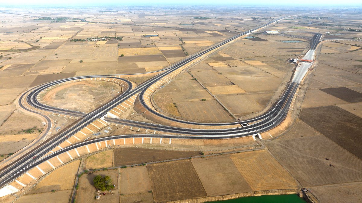 pujari_anup's tweet photo. Is it Iran ?
Is it Iraq ?
Or
Is it Dubai ?
No ! ! This is an all-new Bundelkhand expressway in UP
#IncredibleIndia #NewIndia #beautiful #india #narendramodi #pmmodi #nitingadkari #piyushgoyal #newstracklive #yogiadityanath https://t.co/h206tTWEAG