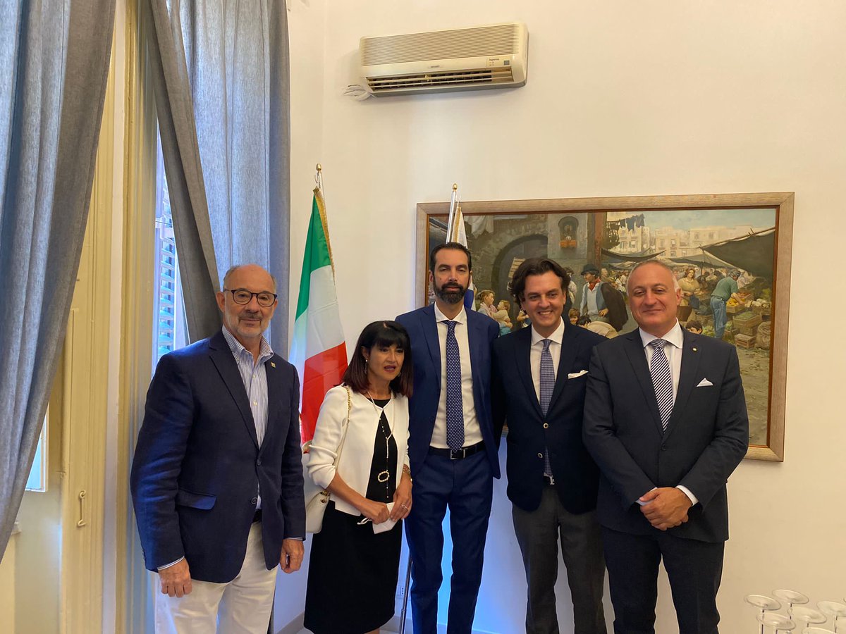 MessinaTB's tweet photo. Inaugurazione del Consolato onorario dell'Uruguay in Sicilia a Messina, un passo importante per lo sviluppo delle relazioni culturali, sociali, commerciali ed economiche tra i due Paesi. (1/2) https://t.co/qvqYCZfZog