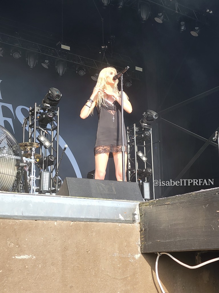 isabelTPRFAN's tweet photo. More pictures from the show yesterday!  I didn't get any videos bc it was so hot and my hands were sweaty. I'm lucky I even got pictures bc my phone kept skipping out of my hand 😂 https://t.co/faP5NKvOHA