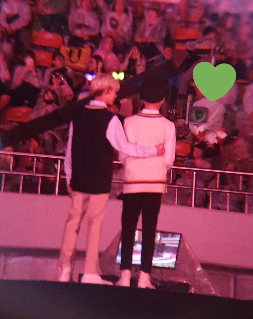 jenoleeader's tweet photo. just remembering how chenle wanted to be an mc so jeno recommended him to the show staff, and that's how they ended up doing a special episode together. jeno even shared some of his old cue cards to chenle so he can practice https://t.co/vKyMmkgAPF