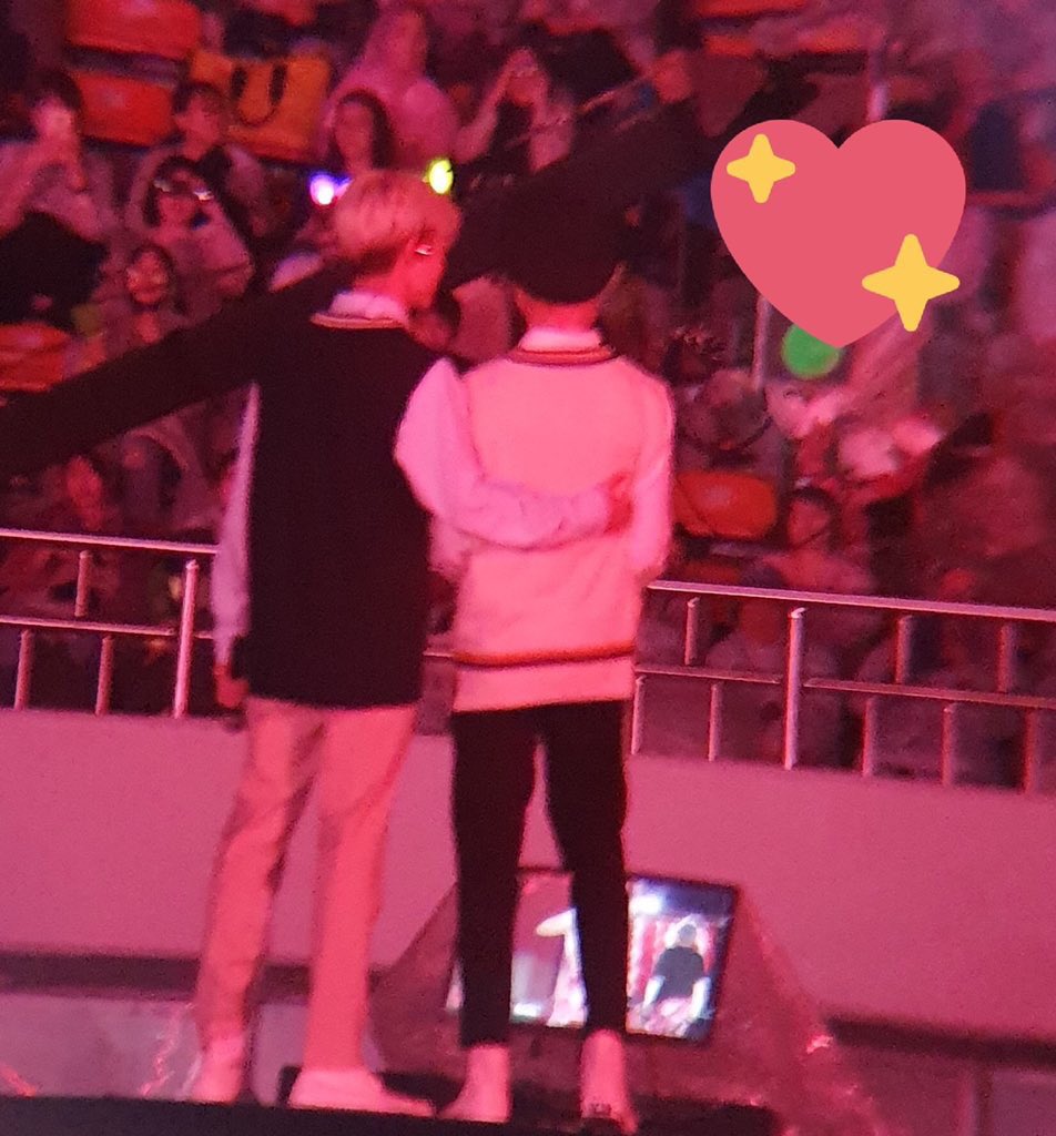jenoleeader's tweet photo. just remembering how chenle wanted to be an mc so jeno recommended him to the show staff, and that's how they ended up doing a special episode together. jeno even shared some of his old cue cards to chenle so he can practice https://t.co/vKyMmkgAPF