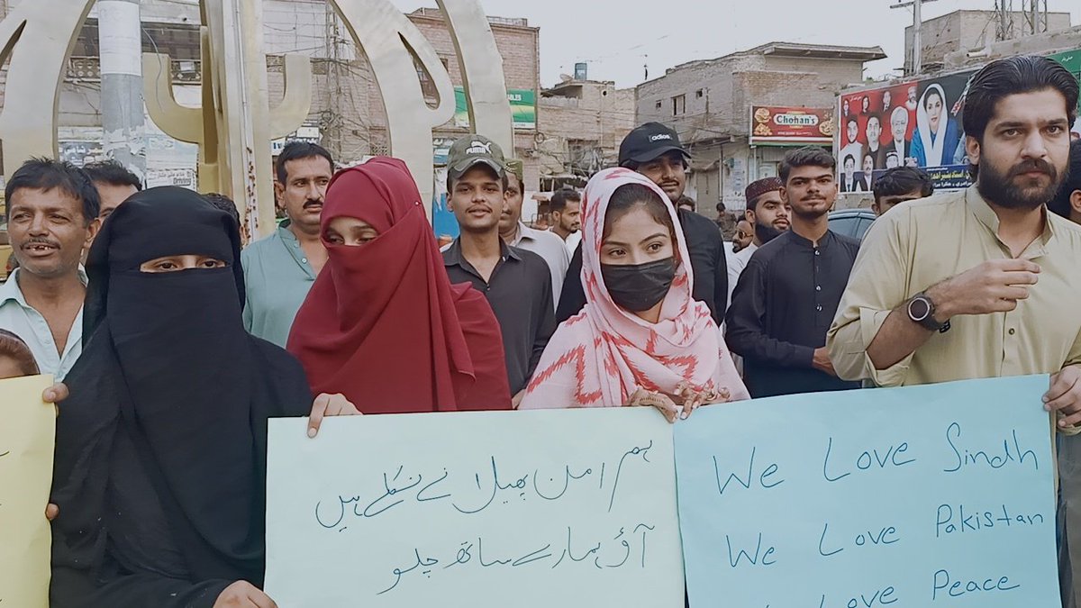 sultanrind24's tweet photo. ھم امن کے دیپ جلانے نکلے ہیں, آئو ھمارے ساتھ چلو!
سندھی_پشتون نسلی فسادات کے خلاف سینٹر آف ھوپ پاکستان کی جانب سے شکارپور میں نکالی گئی"امن زندہ باد"مارچ میں شریک نوجوان!
#Sindhi_Pasthun_Unity
#CenterOfHopePakistan
#humanity https://t.co/EaBfJ5GDbZ