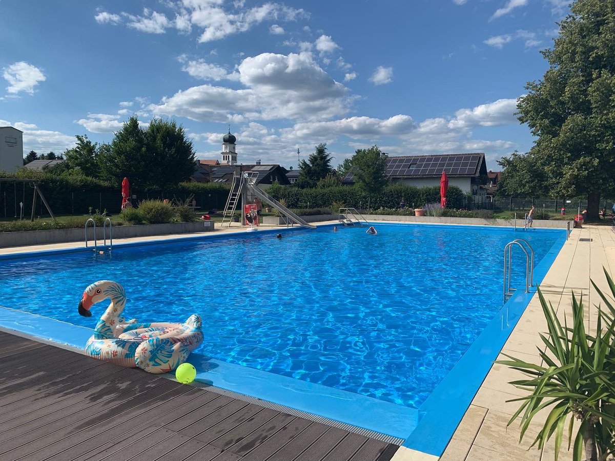 HubertAiwanger's tweet photo. KEIN GAS NÖTIG, zur Nachahmung empfohlen! Freibad Niederwinkling, auf 25 Grad geheizt mit Solar, auch wenn’s einige Tage bewölkt ist sinkt Temperatur nur um 2 Grad. Läuft seit 10 Jahren! Gratulation an unseren Bürgermeister Ludwig Waas für die Weitsicht. #AnpackenStattFrieren! https://t.co/8S65xAWBG5