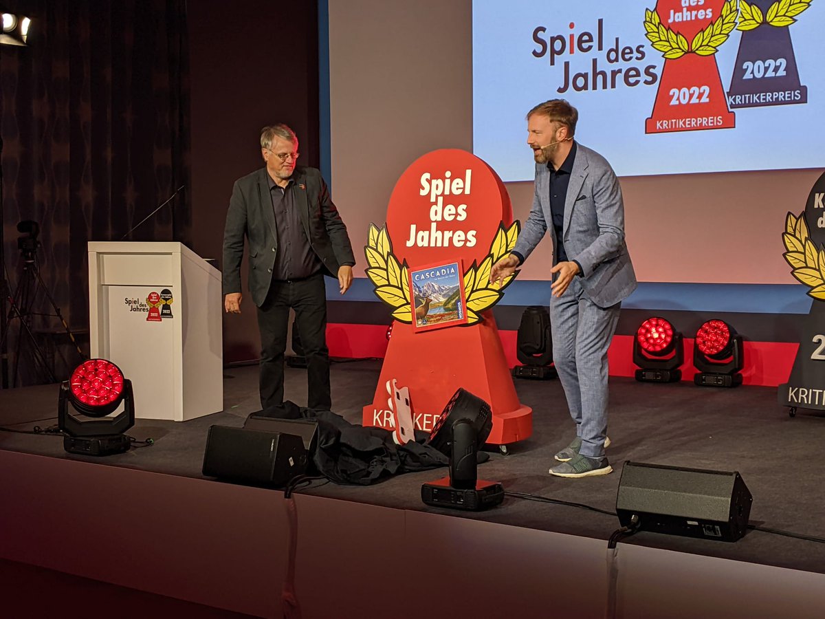 SpieldesJahres's tweet photo. Das Spiel des Jahres 2022 ist:
#Cascadia 🥳💐🤩
Herzlichen Glückwunsch 
#SdJ22 https://t.co/ELRo2JbNRC