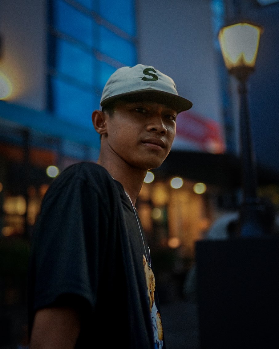 Tadi abis lewat dukuh atas, seru juga ngeliat anak-anak ngumpul gini. Coba dulu pas jaman kaos diery &amp; topi mejiku ngetrend ada space begini pasti gua nimbrung 👍