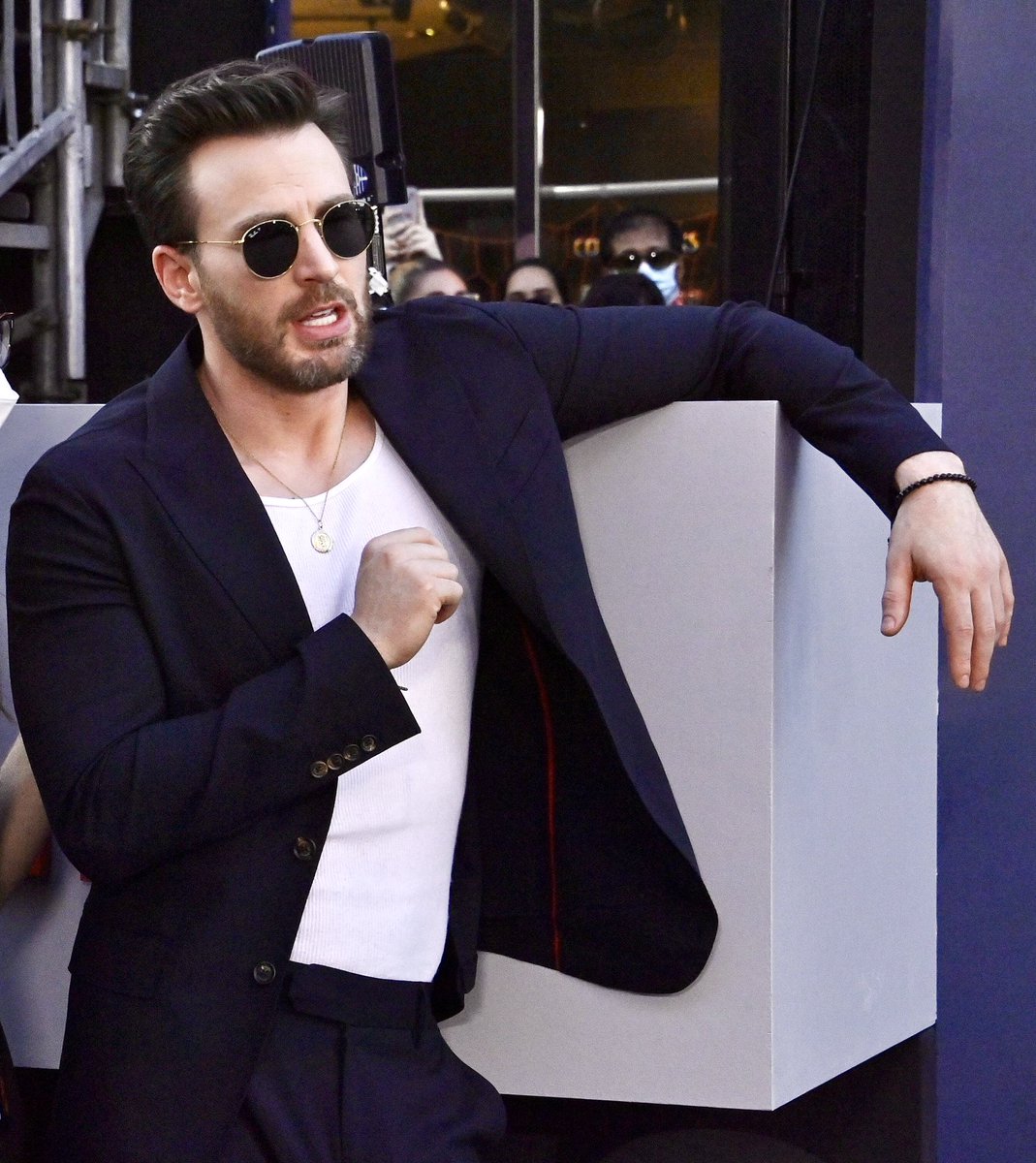 arigcevans's tweet photo. chris evans has no competition https://t.co/dk68yn4rdE