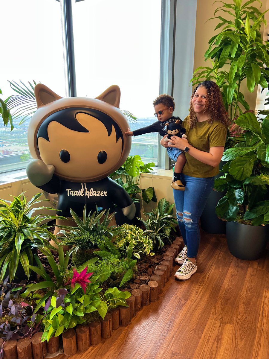 salesforcejobs's tweet photo. When you meet life-size Einstein and Astro for the first time 🤩 https://t.co/a8I8r5N3gz