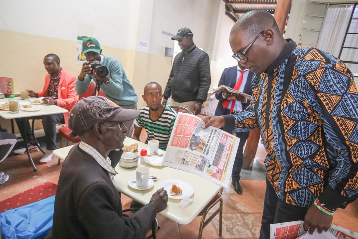 UzalendoNews_KE's tweet photo. Nzioka Waita and Suluhu are the first ever politicians in Kenya’s history to detail their manifesto inform of a free newspaper. #MachakosMetro 
.
.
#KenyaDecides2022 | #Politics https://t.co/i3d2f2v51y