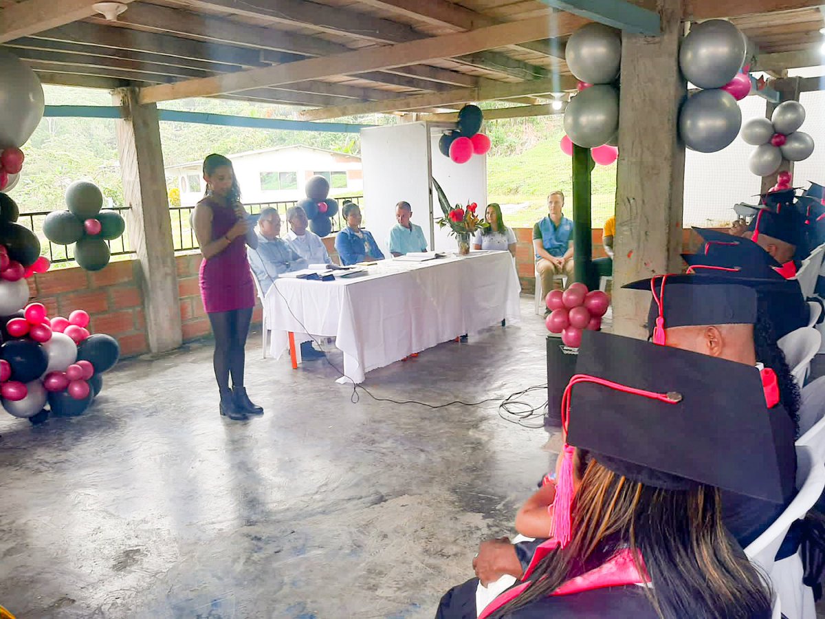 MisionONUCol's tweet photo. #Antioquia | En el área de reincorporación de San José de León, en Mutatá, acompañamos la entrega de diplomas a 10 excombatientes de Farc y habitantes de esta vereda que se graduaron de bachilleres del programa #ArandoLaEducación que apoyan @Mineducacion @NRC_LAC @NoruegaenCOL. https://t.co/veEZ7UvQ1y
