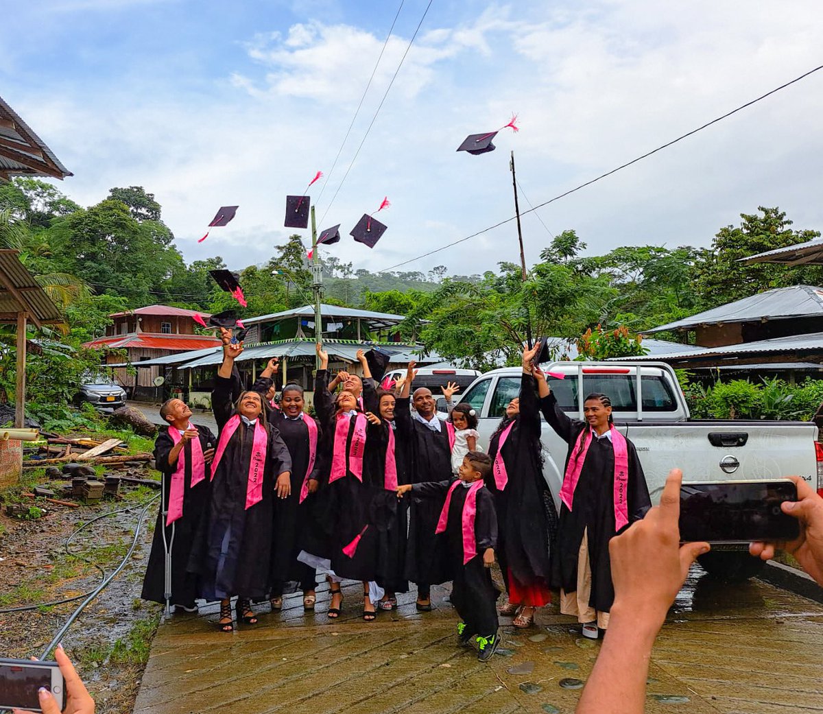 MisionONUCol's tweet photo. #Antioquia | En el área de reincorporación de San José de León, en Mutatá, acompañamos la entrega de diplomas a 10 excombatientes de Farc y habitantes de esta vereda que se graduaron de bachilleres del programa #ArandoLaEducación que apoyan @Mineducacion @NRC_LAC @NoruegaenCOL. https://t.co/veEZ7UvQ1y