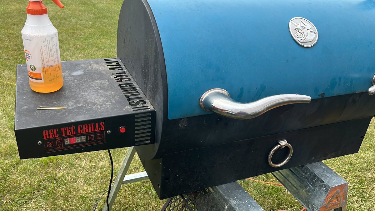 bughousebbq's tweet photo. Ribs are not tender yet and we're running out of time! time to switch to the rec tec and fire it up! https://t.co/0miw6ubEH0